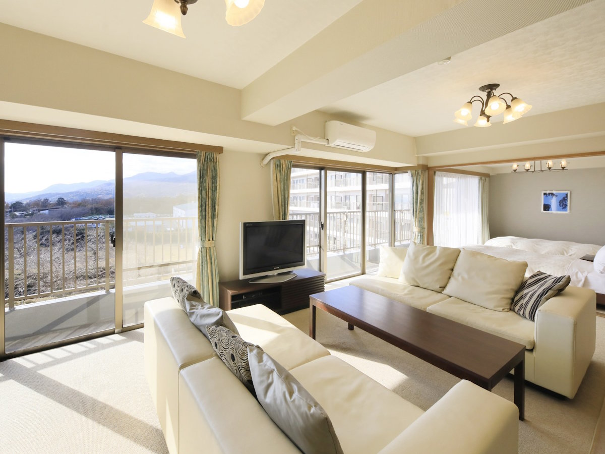 【グランドルーム２一例】大きなソファのある客室では皆さまでのご歓談をお楽しみ下さいませ。