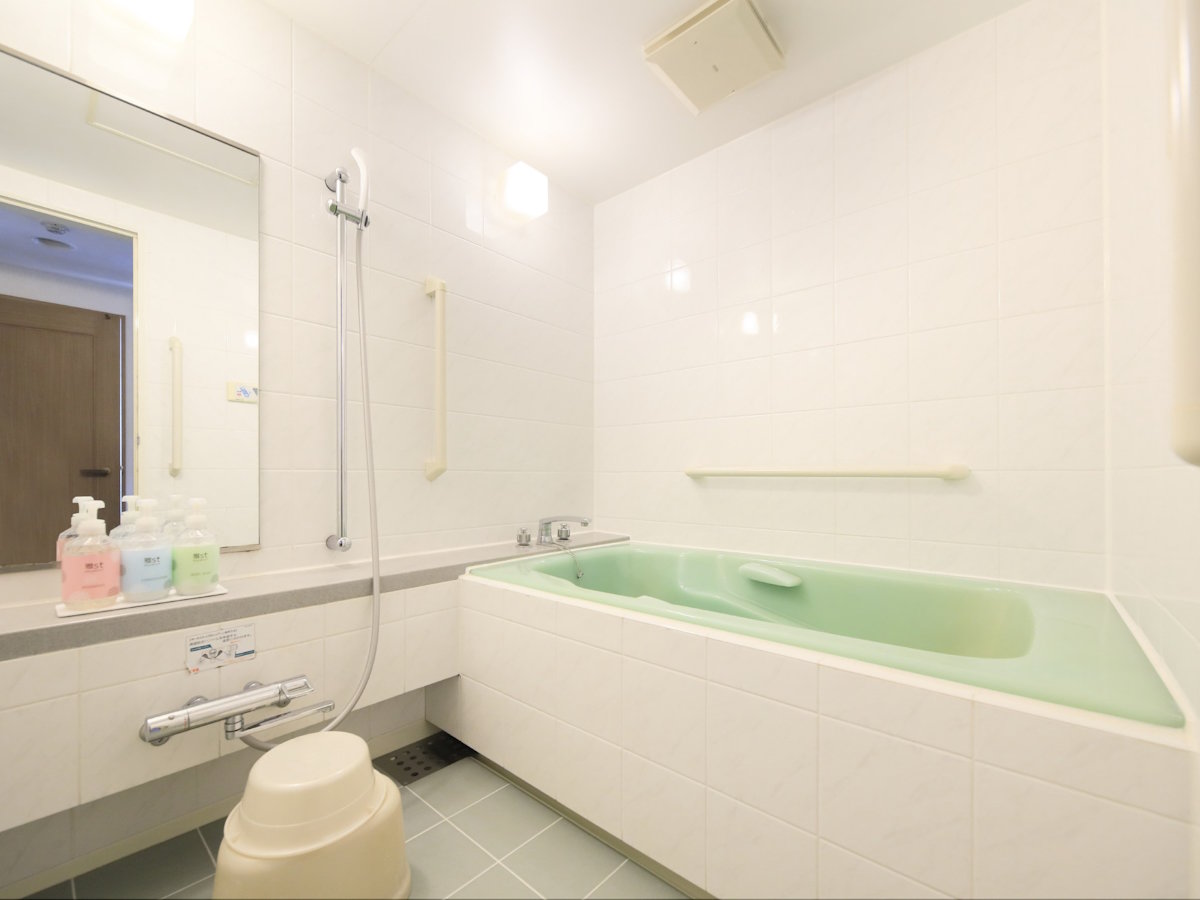 【デラックスルーム一例】大浴場だけでなく客室にもバスルームがございますので、お子様連れの方にも安心。