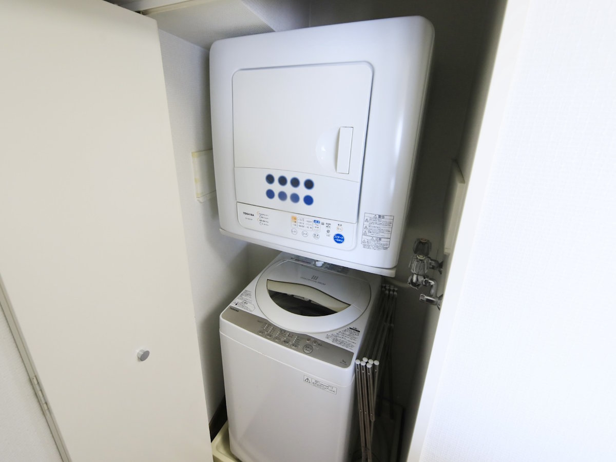 【デラックスルーム一例】客室にはバスルーム・洗濯機などが備え付けてあり、暮らせる設備が満載です。