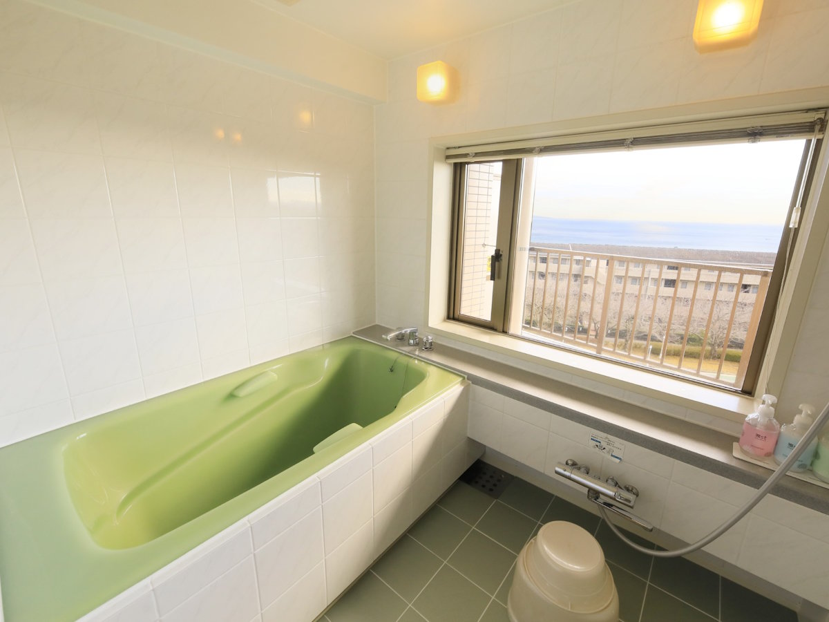 【デラックスルーム一例】展望風呂の客室では伊豆高原の海が眺められます！※客室により異なります