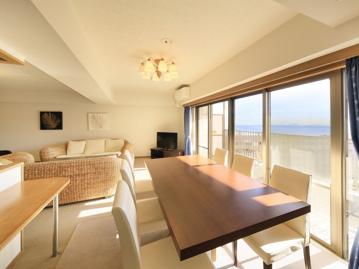 【デラックスルーム一例】広々としたテーブルで家族団らんをお楽しみくださいませ。