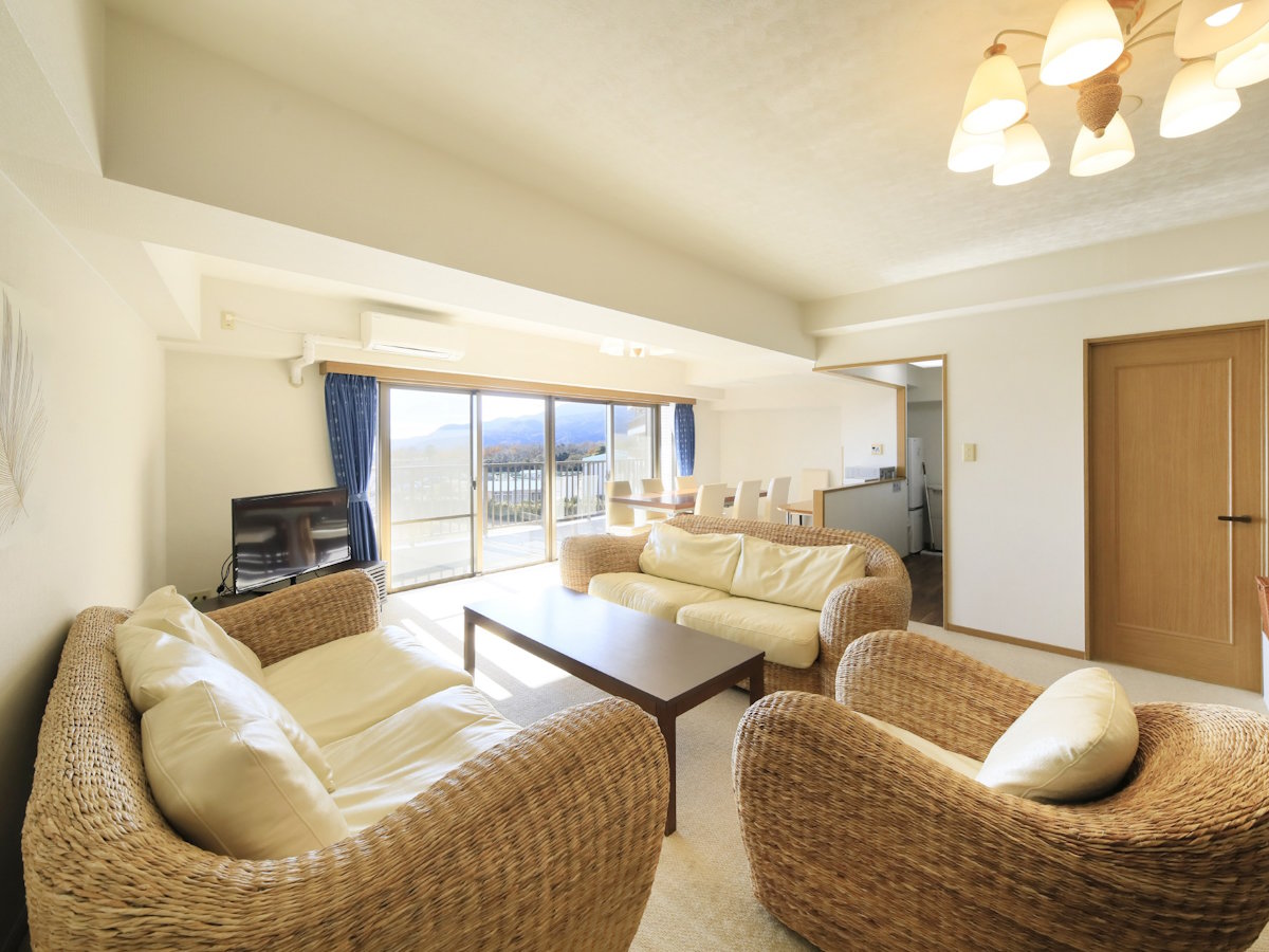 【デラックスルーム一例】広々としたテーブルで家族団らんをお楽しみくださいませ。