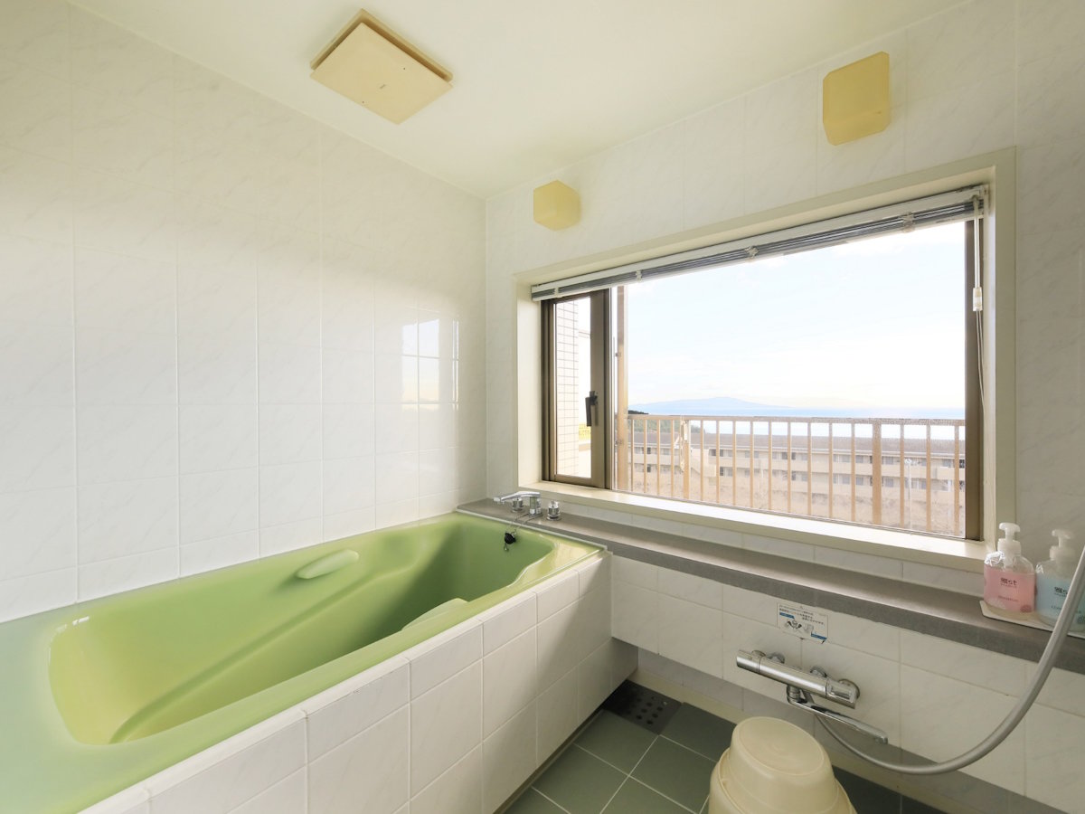 【デラックスルーム一例】展望風呂の客室では伊豆高原の海が眺められます！※客室により異なります