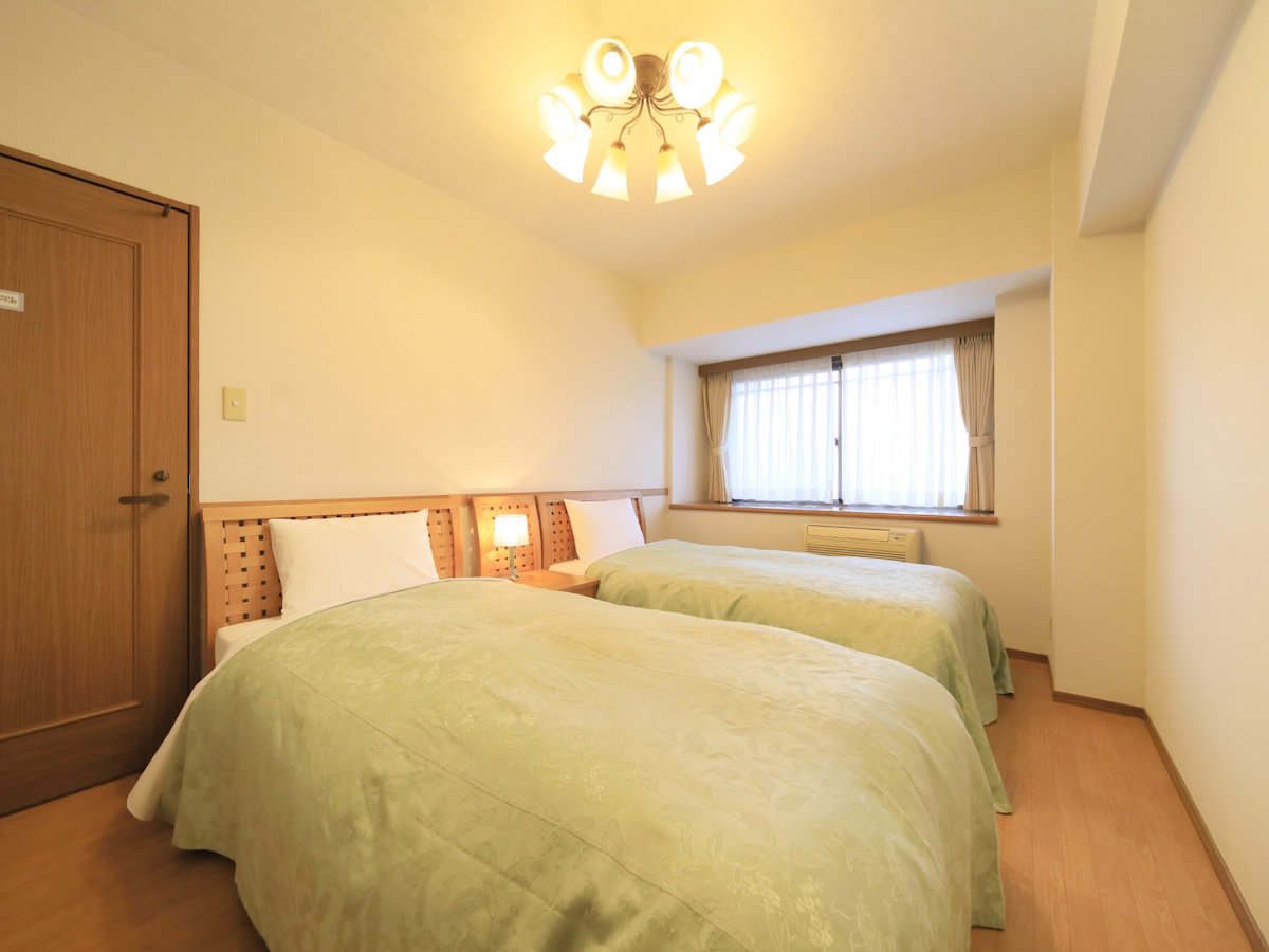 【ペット可・デラックスルーム一例】2LDKの客室。寝室が別れているので大人数での利用も◎