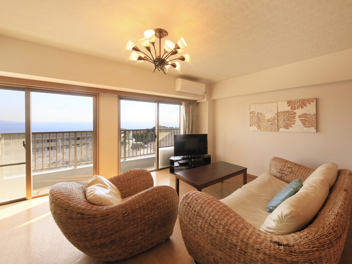 【ペット可・デラックスルーム一例】大きなソファのある客室では皆さまでのご歓談をお楽しみ下さいませ。