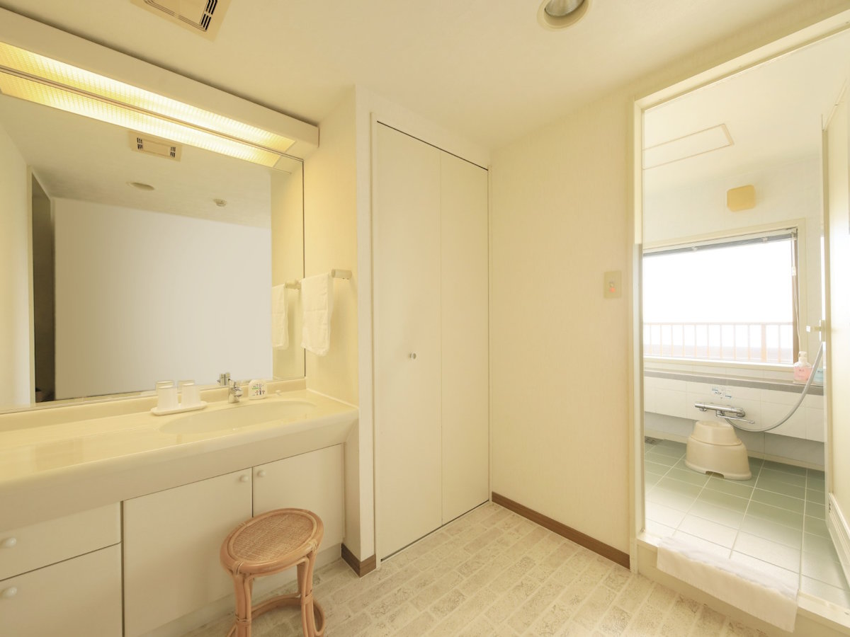 【ペット可・デラックスルーム一例】大きな洗面台で住まうようにご宿泊頂けます。洗濯機完備。