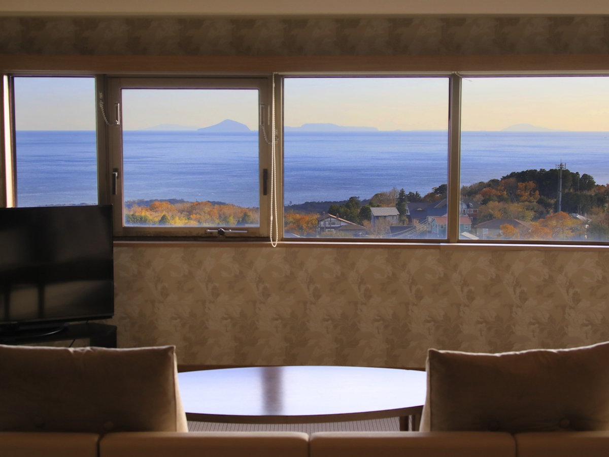 【グランドルーム一例】客室から海や伊豆大島が見える絶好のロケーション。※客室により異なる