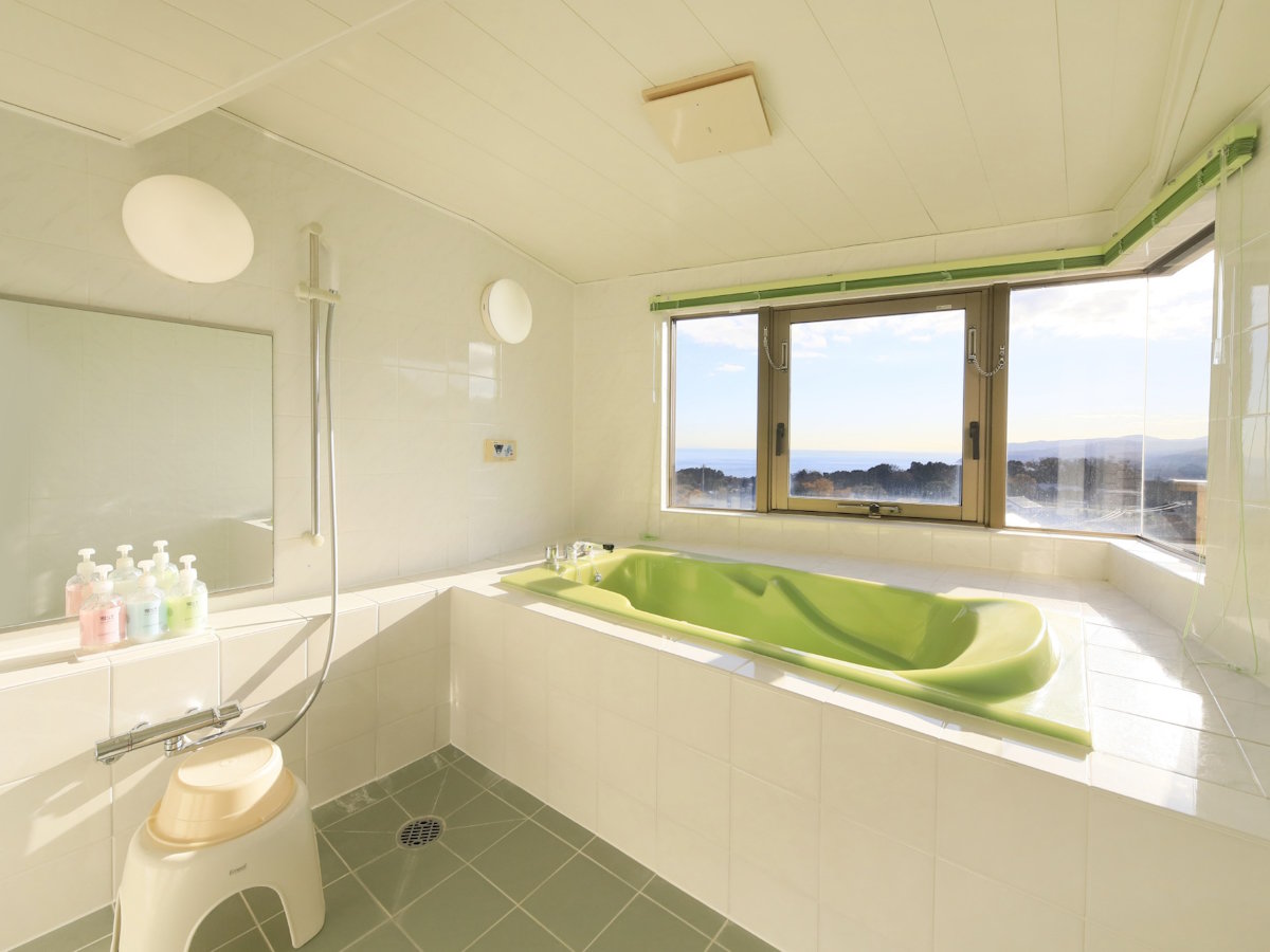 【グランドルーム一例】展望風呂の客室では伊豆高原の海が眺められます！※客室により異なります