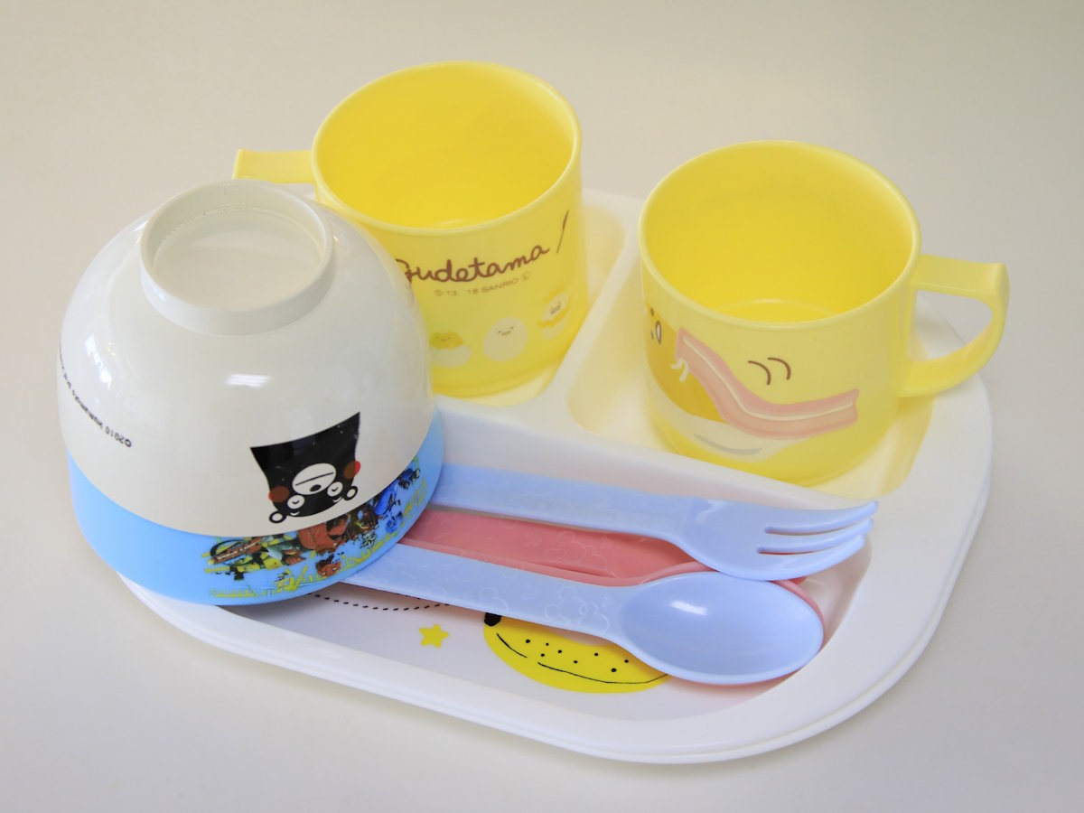 【客室備品】お子様用の食器・椅子・スリッパのご用意がございます。