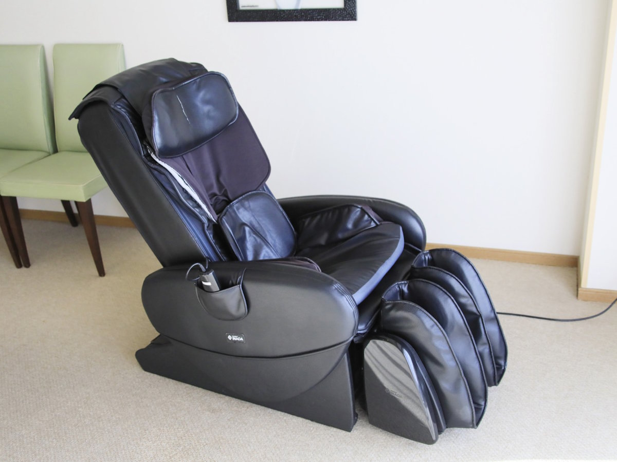 【グランドルーム・デラックスルーム一例】（ペット可客室も含む）マッサージチェアが備わっております。