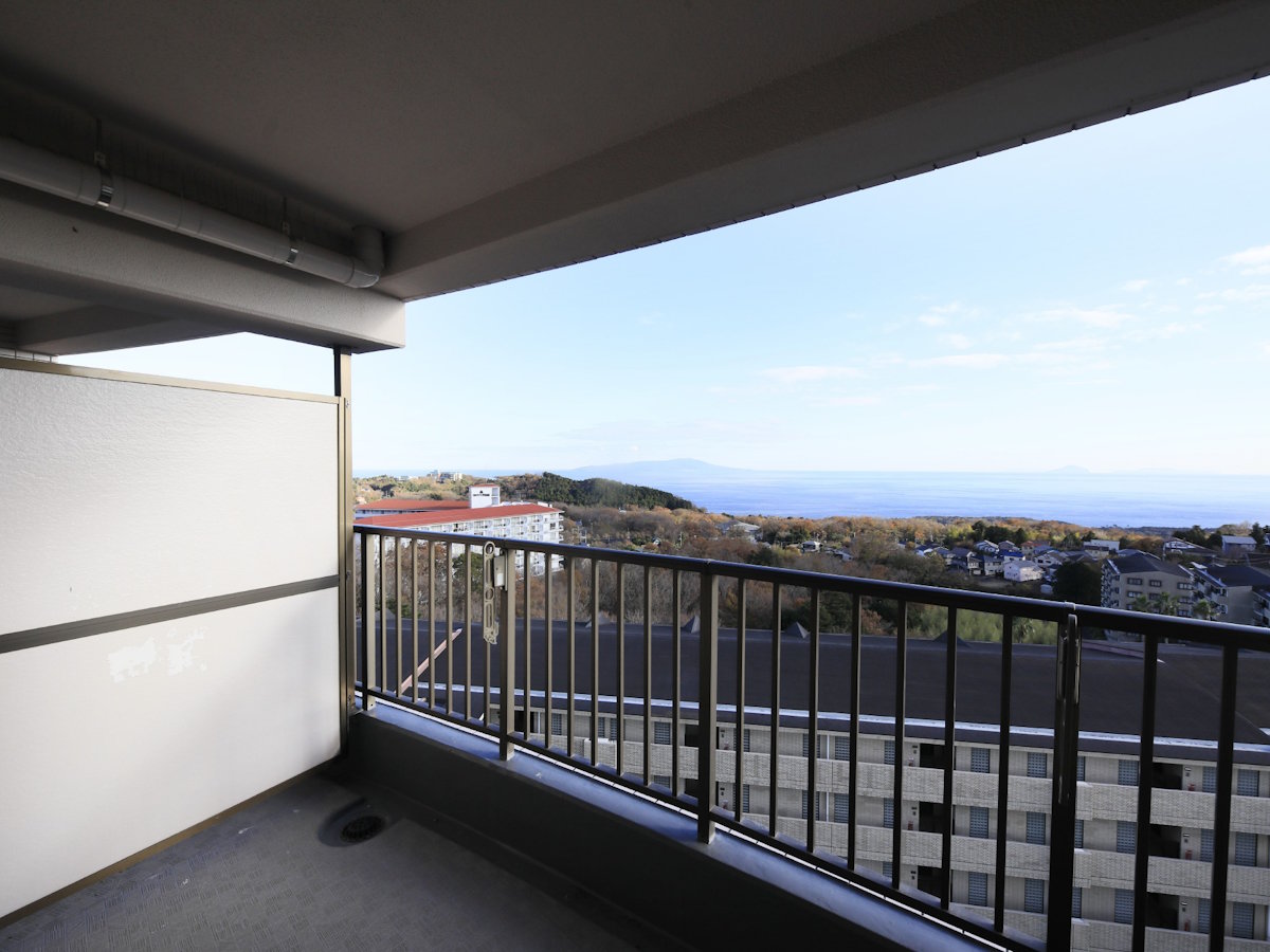 【グランドルーム一例】客室から海や伊豆大島が見える絶好のロケーション。※客室により異なる