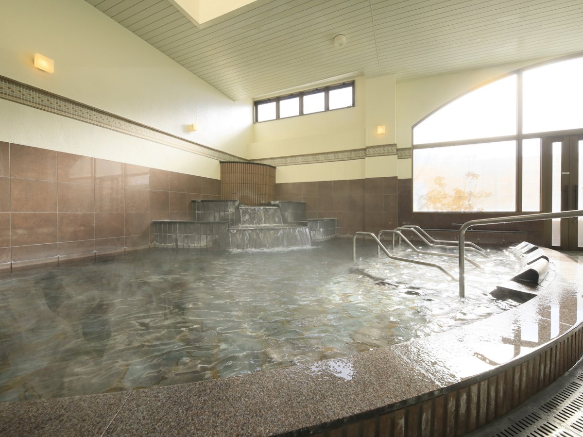 【大浴場】館内風呂は広々と解放感がございます。