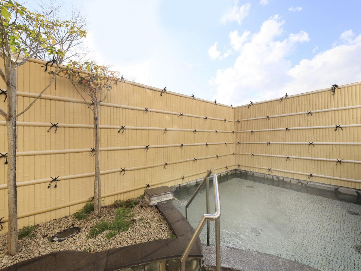 【大浴場】露天風呂：美肌効果が期待できる『対島温泉』をお楽しみくださいませ。