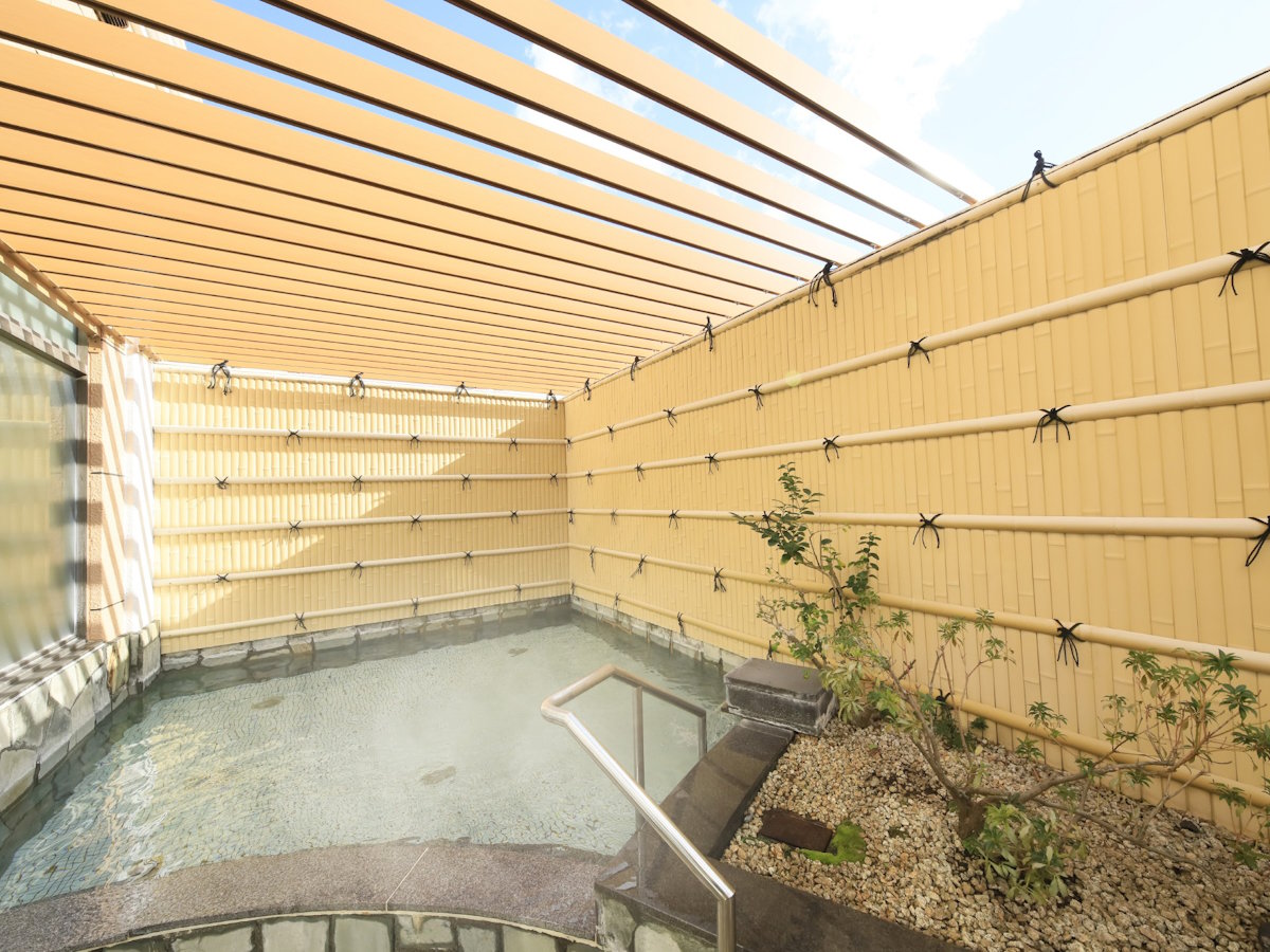 【大浴場】露天風呂：美肌効果が期待できる『対島温泉』をお楽しみくださいませ。