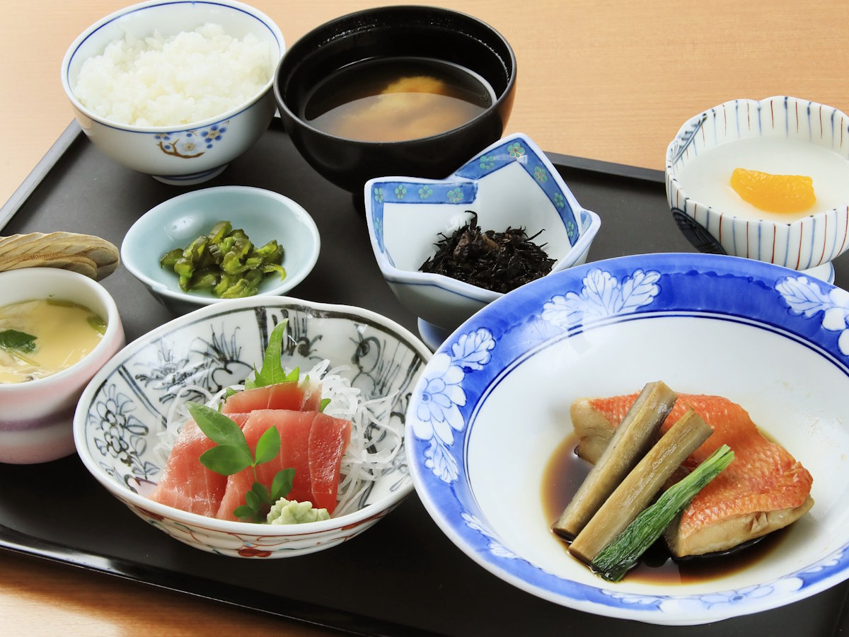 【金目の煮付けと刺身膳】地元で人気の「萬望亭」さんの仕出し料理