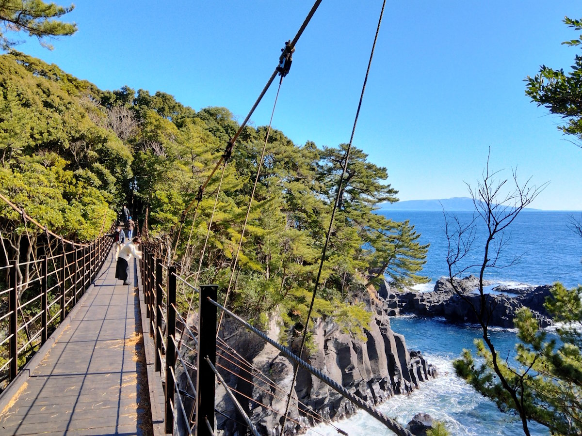 【城ヶ崎海岸】自然の神秘が創り出した壮大な景色をご覧いただけます（当館より車で約10分）