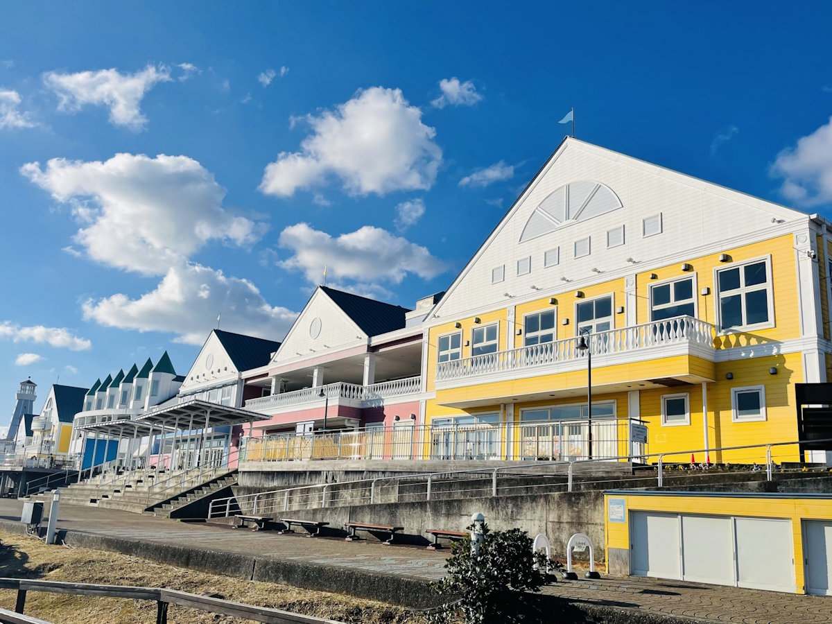 【道の駅伊東マリンタウン】国道135号沿いにあるカラフルな道の駅（当館より車で約25分）