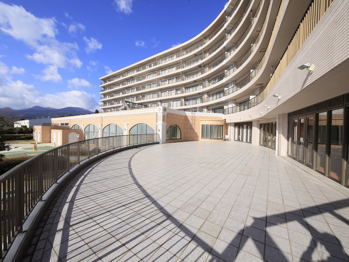 【テラス】伊豆高原のさわやかな風を感じられます。