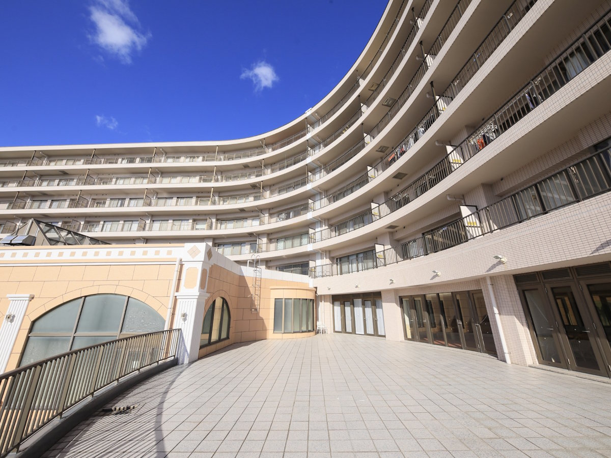 【テラス】伊豆高原のさわやかな風を感じられます。