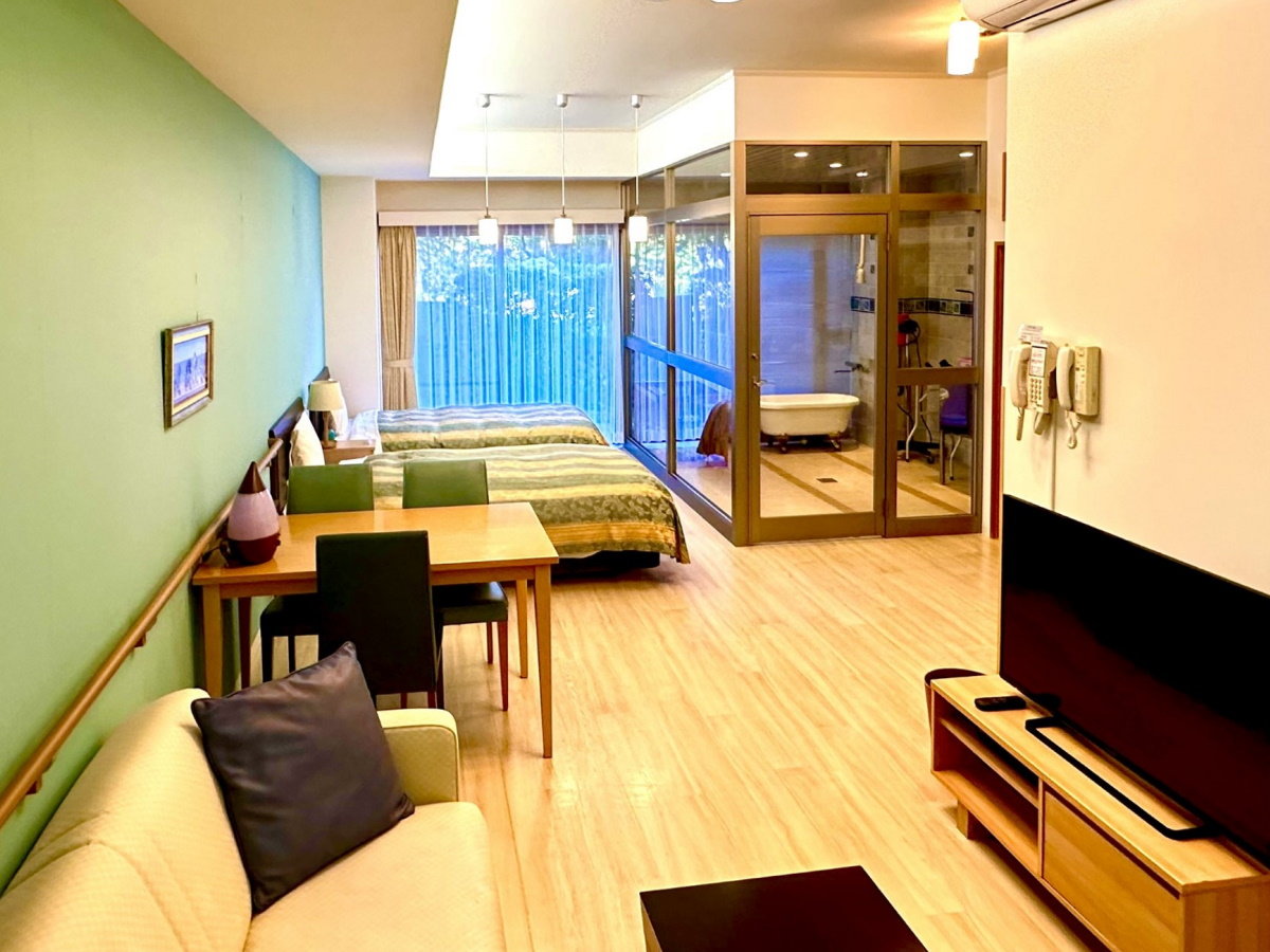 【ペット可・スタンダードルーム１一例】洋室1DK、客室内にわんちゃん専用シャンプー台がございます