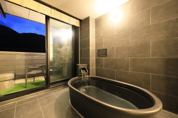 【湯室別館】坪庭を望む半露天風呂※一例