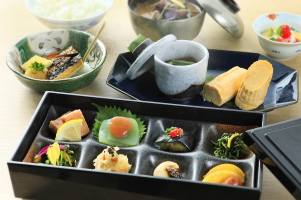 【ご朝食】鉄板仕上げの出汁巻き玉子メインの和朝食　※一例