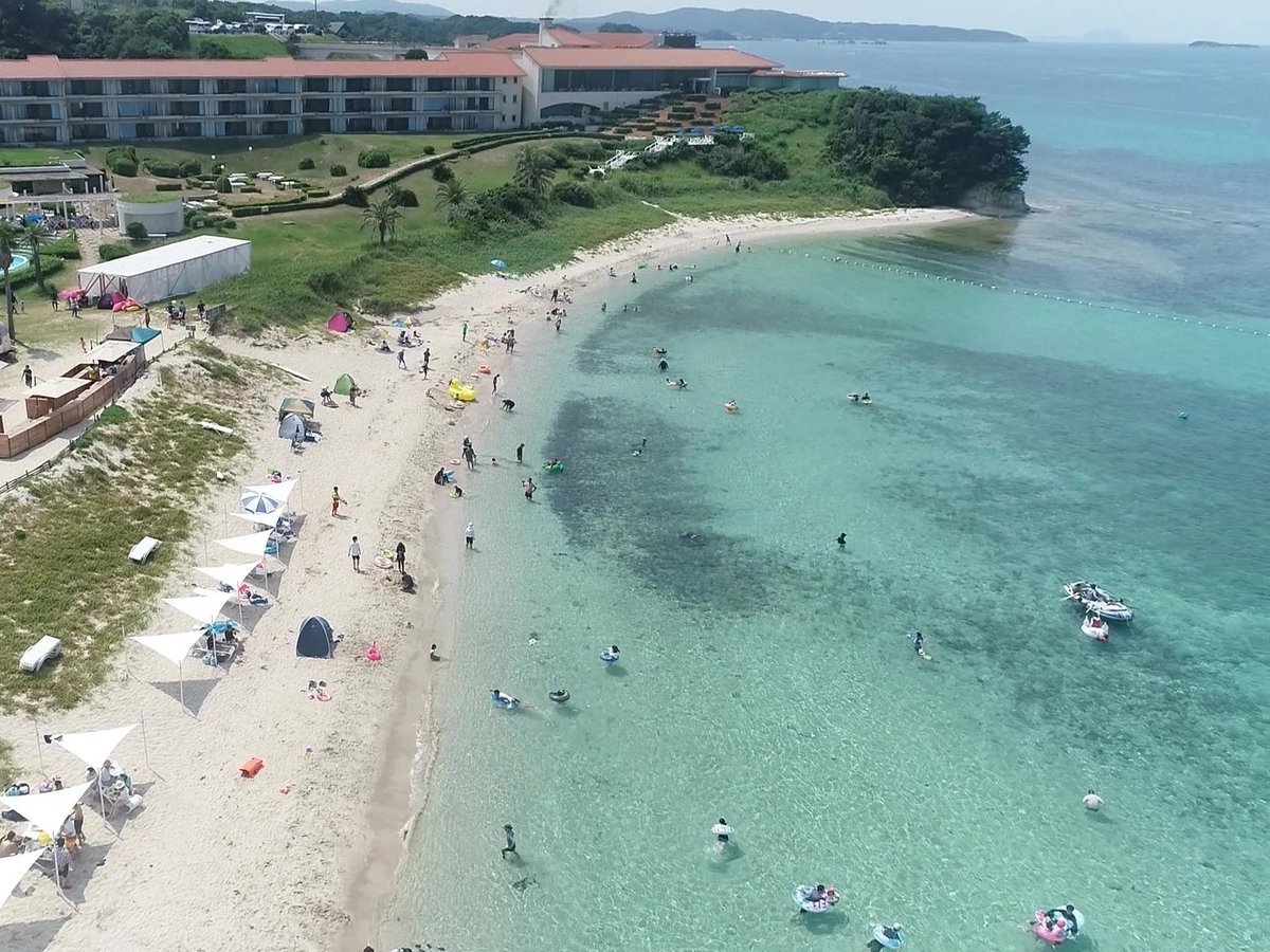 夏にオープンするビーチで海水浴