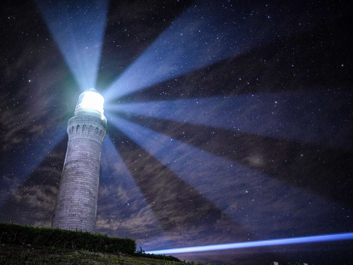 角島灯台の光と澄んだ空気の中輝く星空