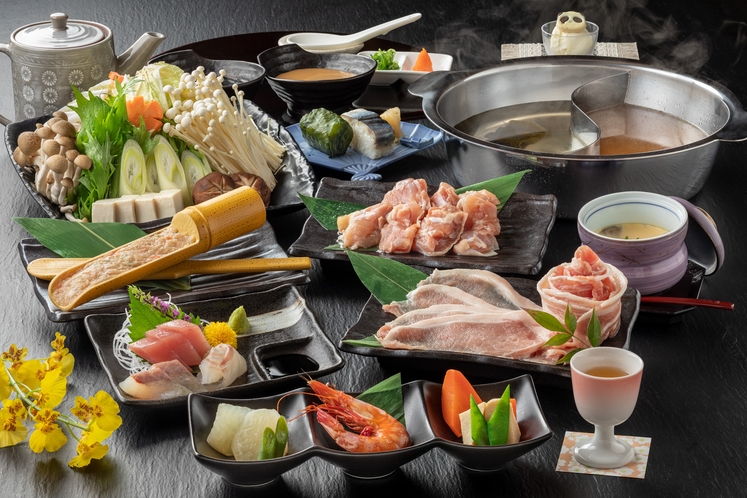 【お食事】鶏鍋＆豚しゃぶハーフ鍋