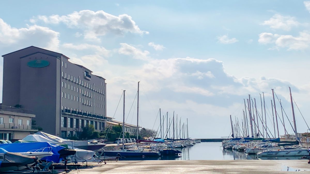 ホテルの裏はヨットハーバー。奥には琵琶湖が続いています。