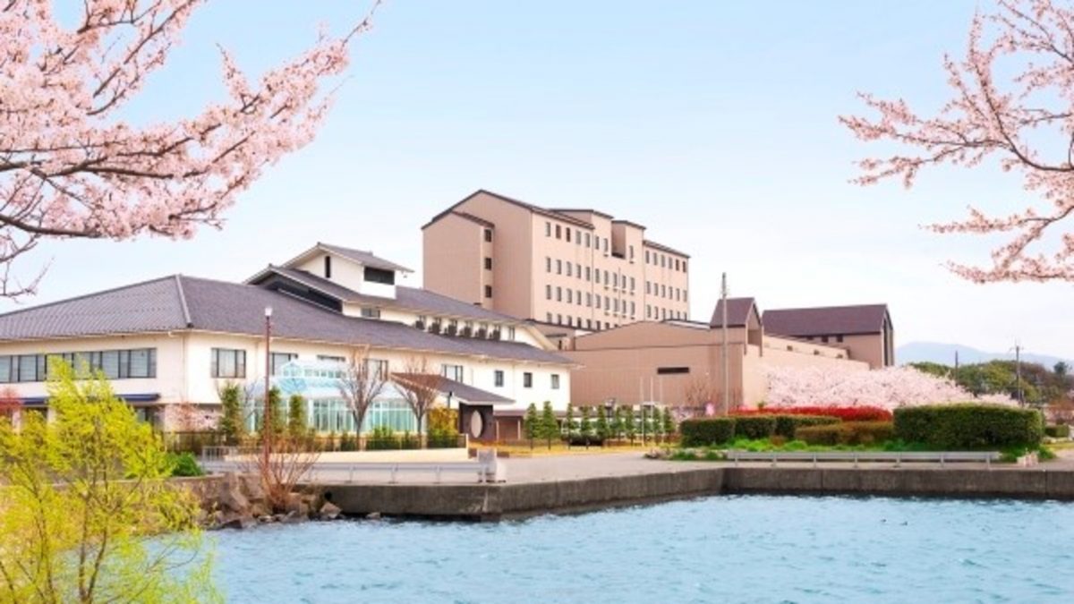 琵琶湖に囲まれ、春夏秋冬、それぞれの景色が楽しめます。