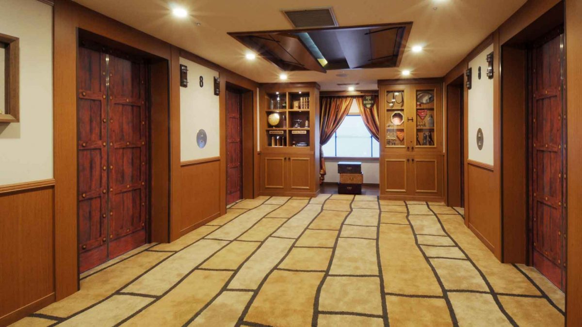 一歩踏み出せば、そこから冒険の始まり！おや？天井が開いているみたいだけど・・・。