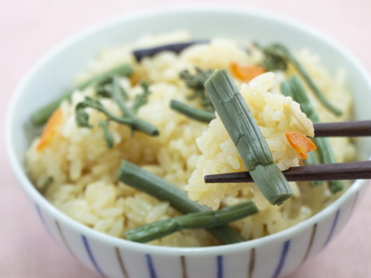 【夕食】「ごはん処 魚心」の山菜御飯一例