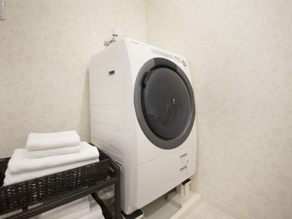 【客室設備一例】客室には洗濯機のご用意がございます。連泊時にも安心です！