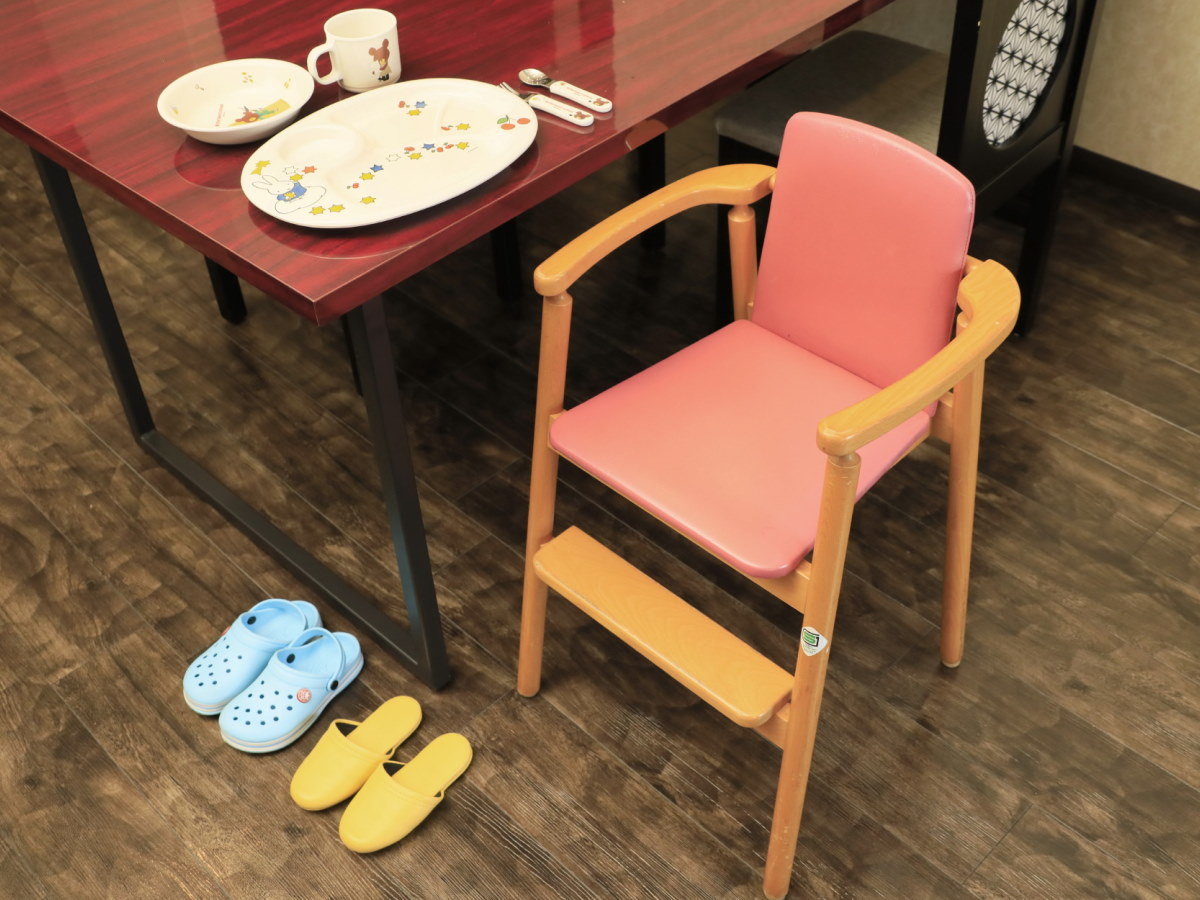 【客室備品】お子様用の食器・椅子・スリッパのご用意がございます。