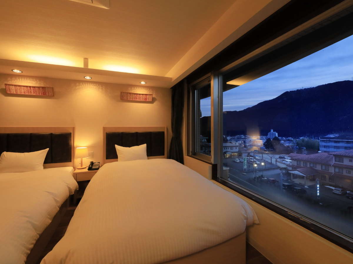 【スタンダードルーム１一例】夜は夜景を見ながら優雅な時間をお過ごしいただけます。