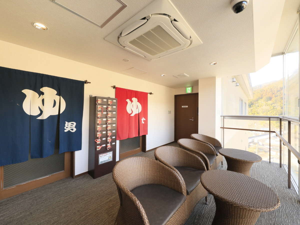 【大浴場】貴重品ロッカーもございますので、安心してご利用ください。