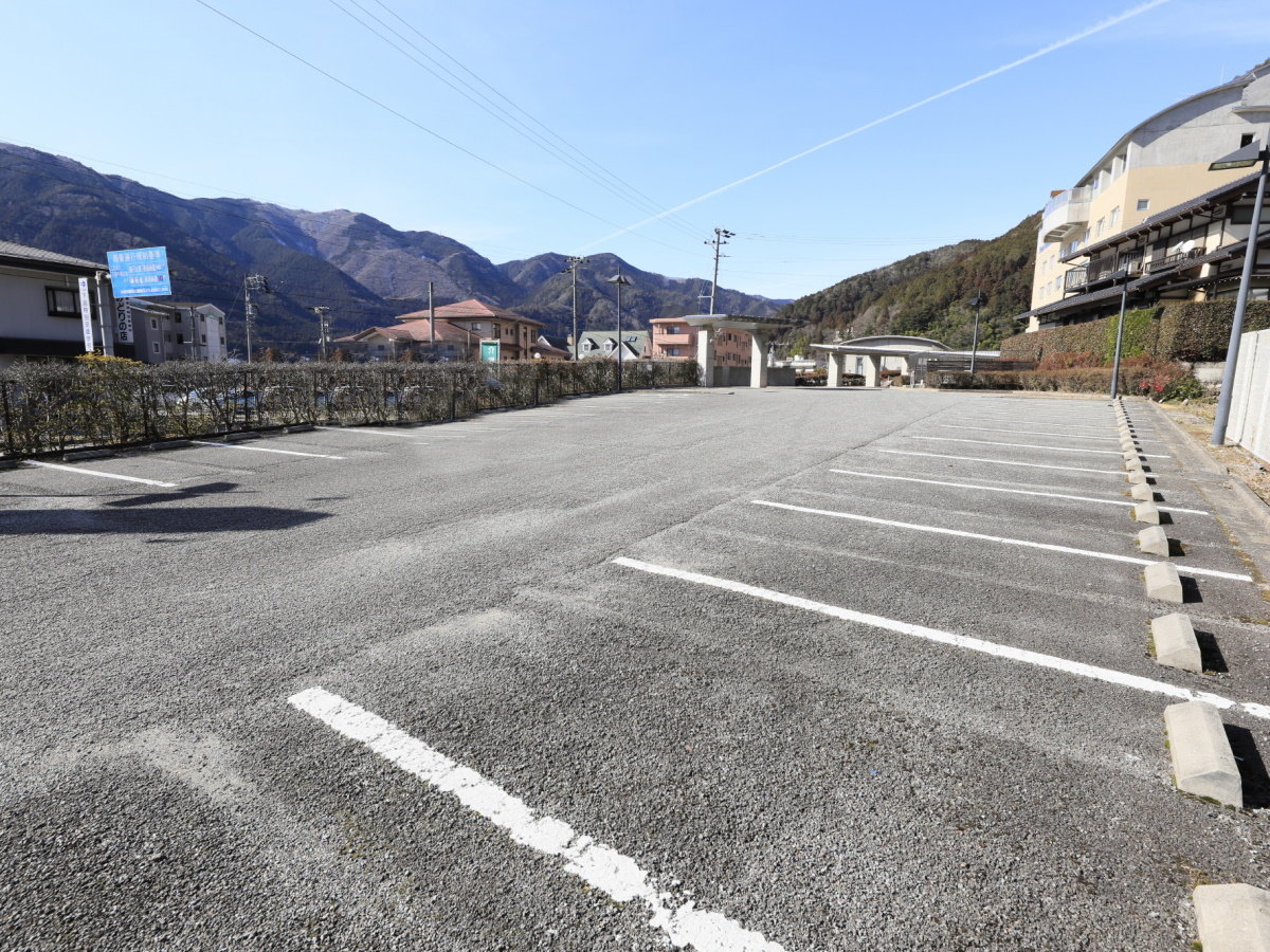 【駐車場】広々とした駐車場ですのでお車でのご来館でもご安心くださいませ。