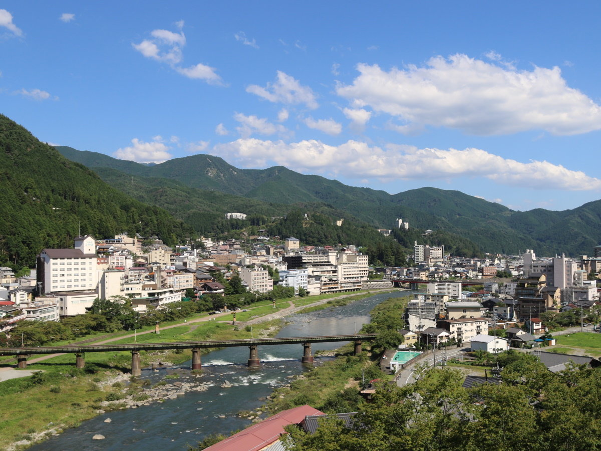 【下呂温泉街】山間に佇む情緒ある街並みはどこかノスタルジックな気分に。