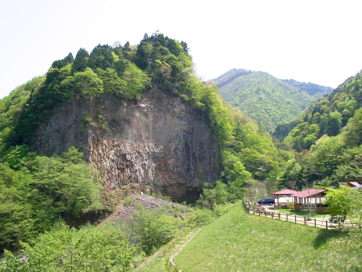 【巌立峡】5千年以上前に形成された日本一の溶岩流の断面。（当館より車で40分）