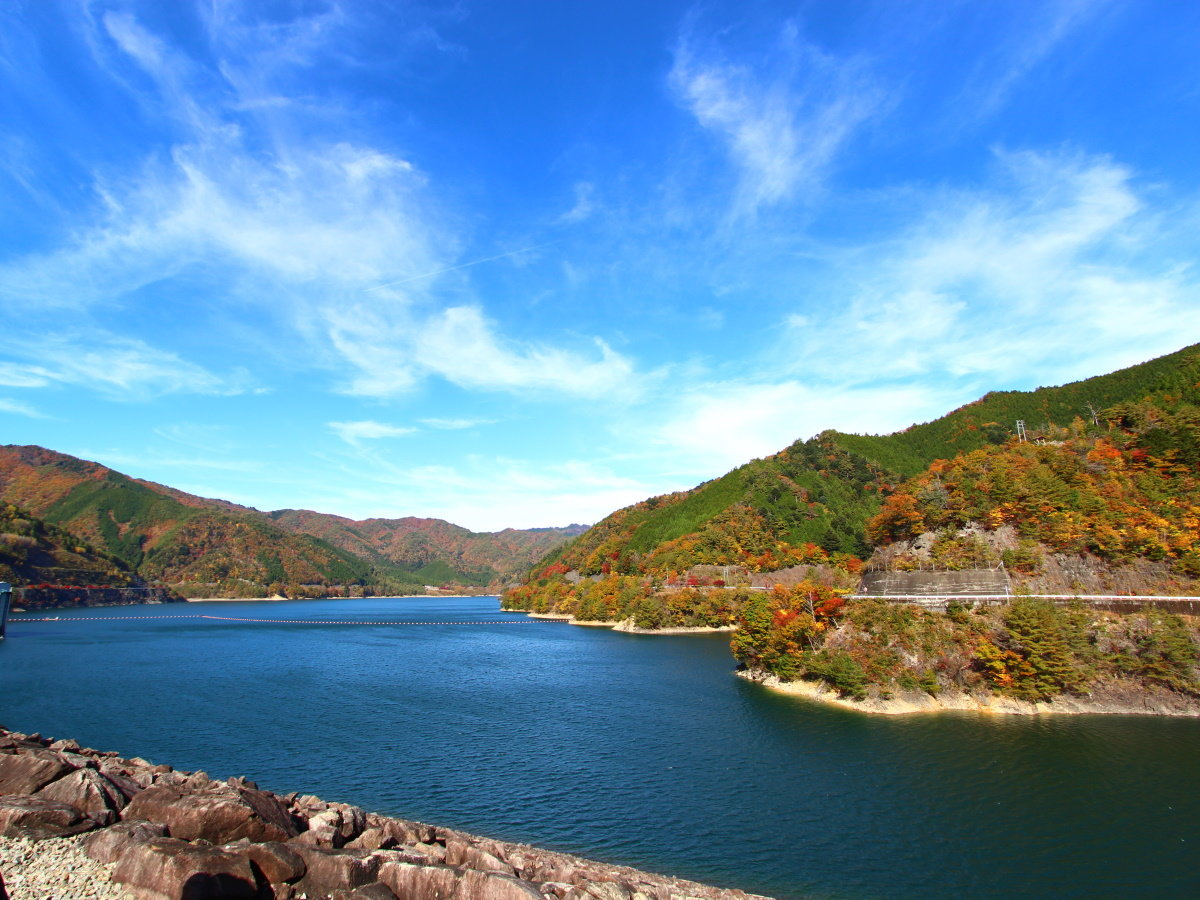 【東仙峡金山湖】湖畔には遊歩道があり四季折々の景色を楽しむことが出来ます。（当館より車で40分）