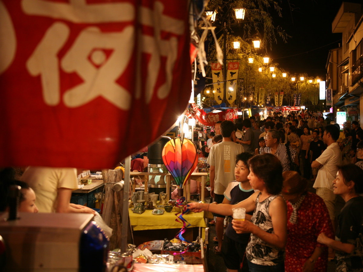 【いでゆ夜市】下呂温泉街にて毎年7月中旬～8月下旬の土曜に開催。様々な催し物が楽しめます。