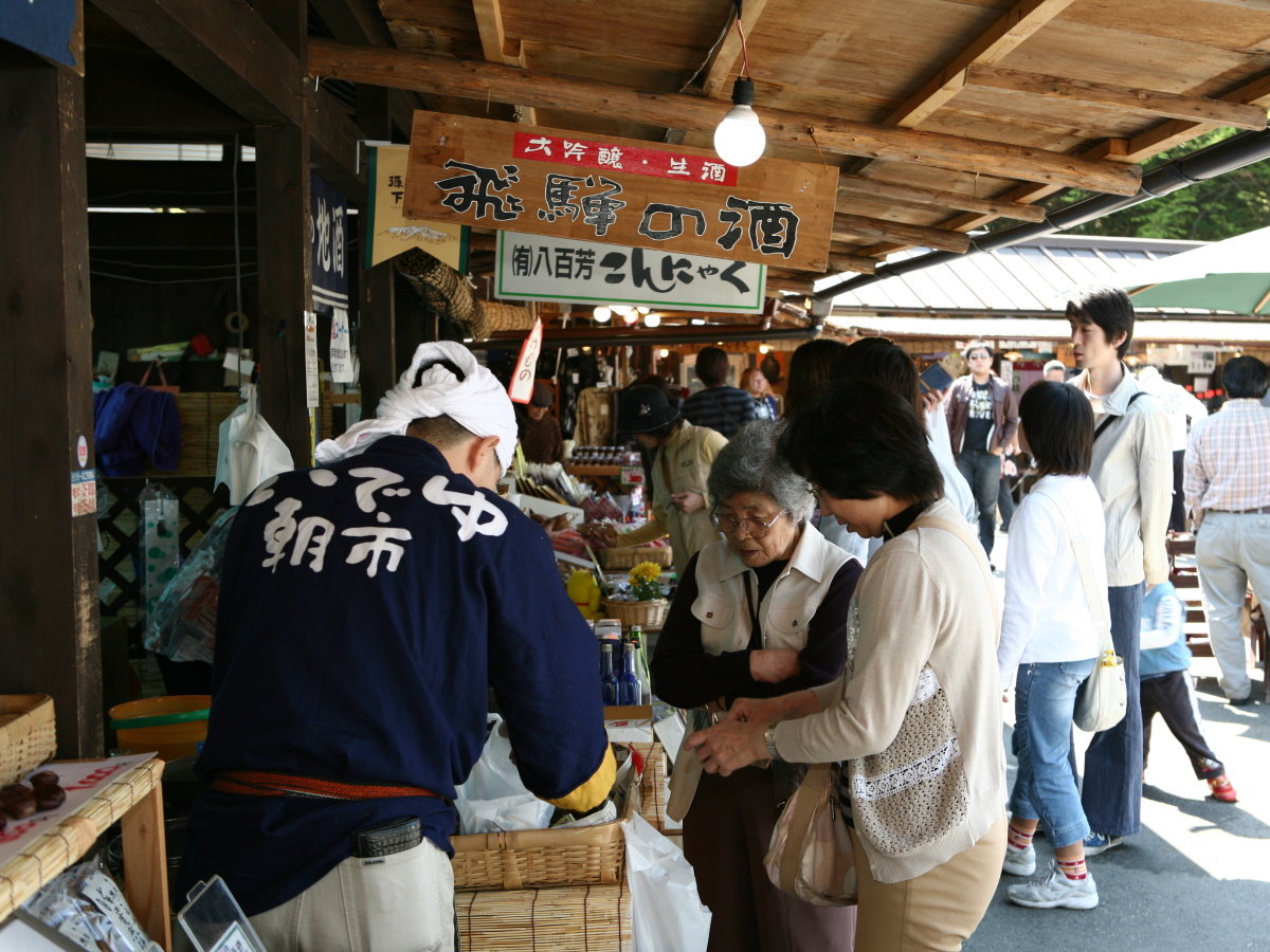 【いでゆ朝市】下呂温泉街にて毎年3月上旬～11月下旬迄開催。地元のお野菜や食材がお得に手に入ります。
