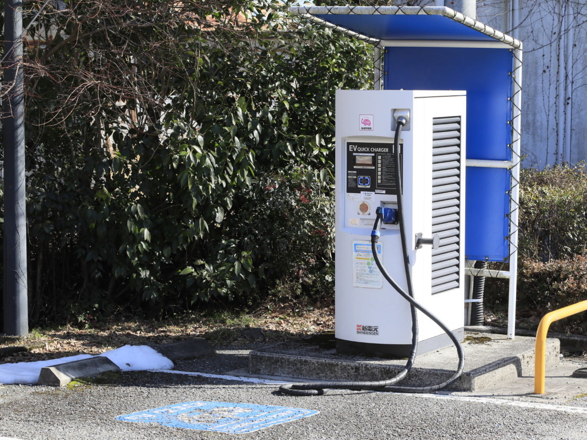 【電気自動車充電器】当館の駐車場には電気自動車用の充電器を備え付けております。