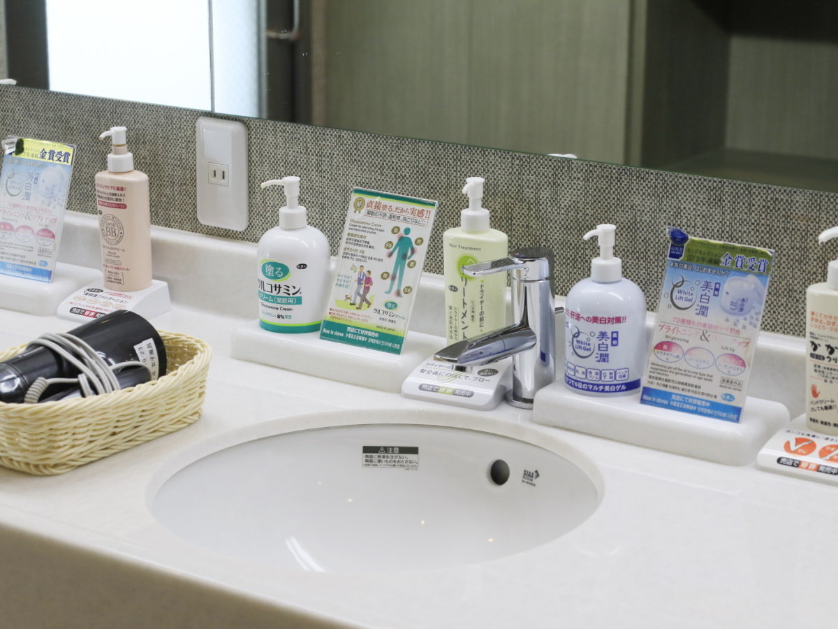 【大浴場】脱衣所には乳液やクリームなどご用意しております。