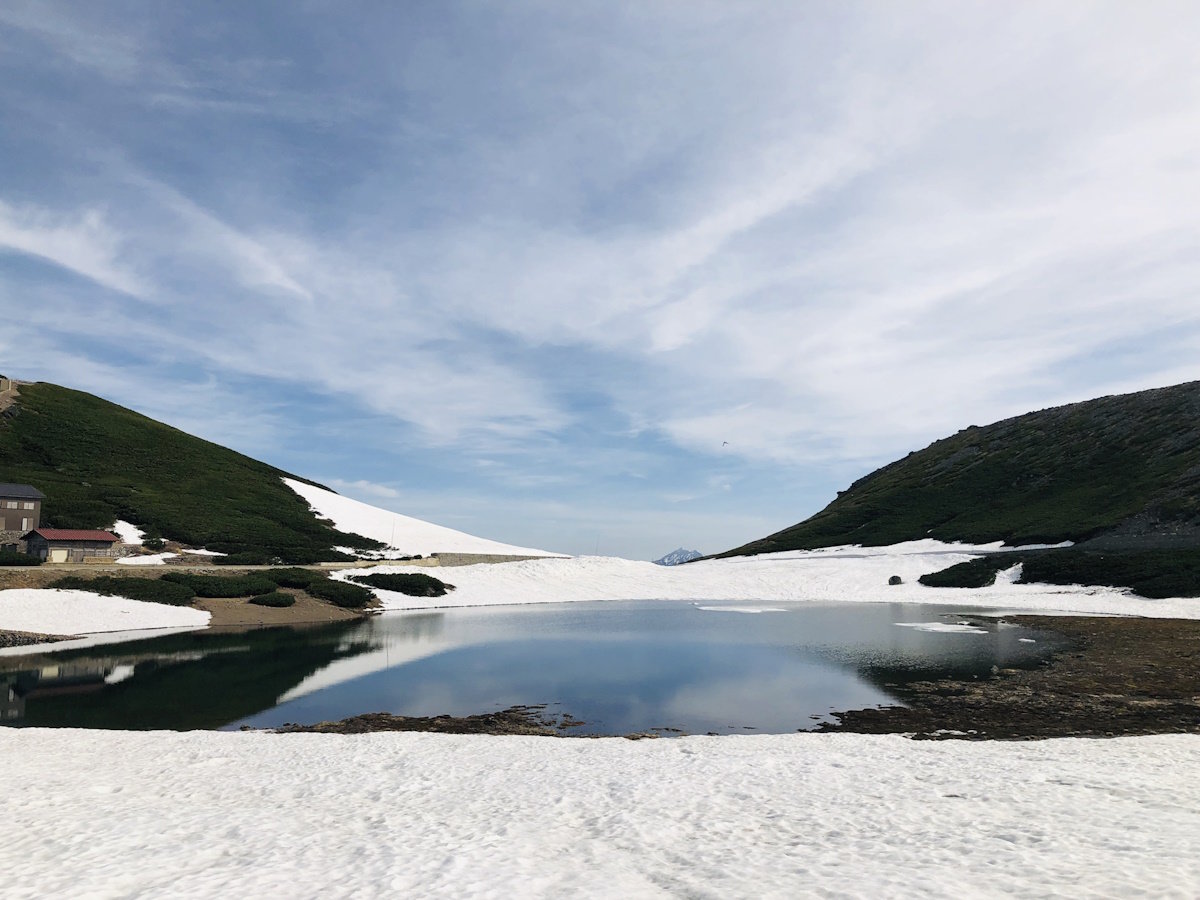 【乗鞍岳・畳平】標高2700mまでバスで行くことができる。雄大な山々と大自然を一望できます。