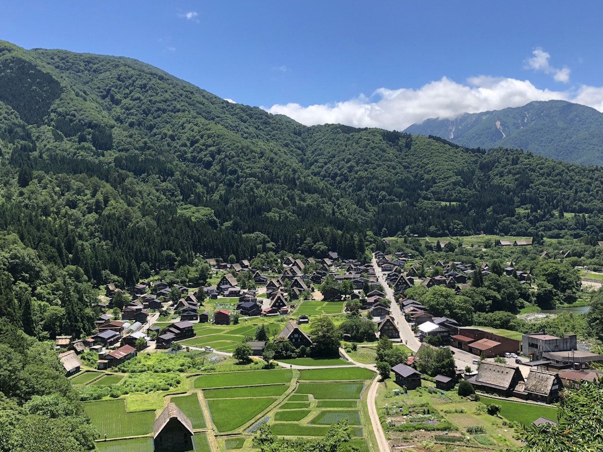 【天守閣展望台（白川郷）】荻町集落を一望できる「お食事処 天守閣」の展望台。（当館から車で約1時間）