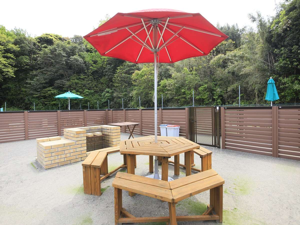 【BBQ】エリアは柵で分けられドッグランのような造り。わんちゃんと一緒のBBQをお楽しみいただけます