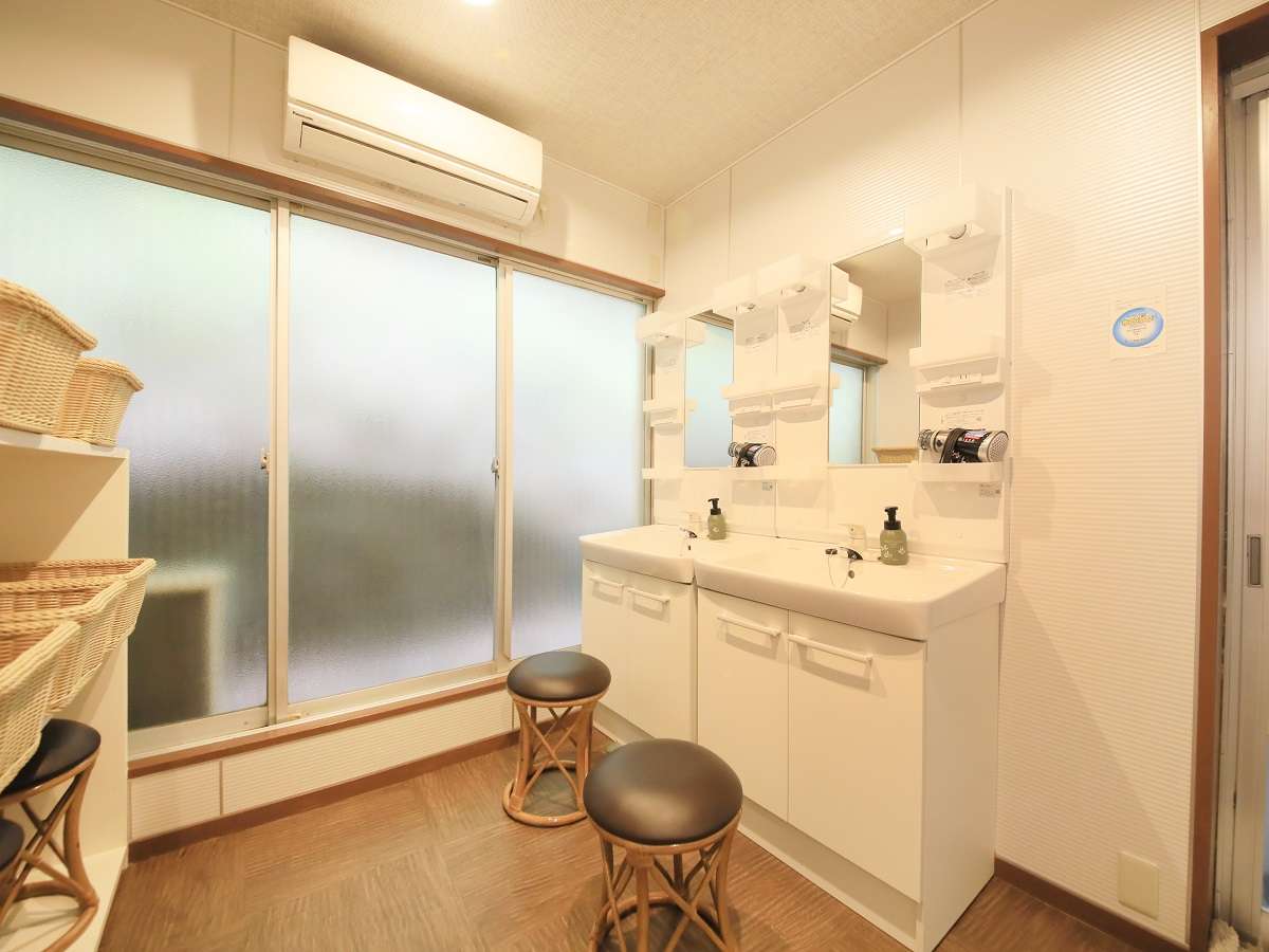 TWタイプのお客様専用の大浴場｜脱衣所は明るく広々。ドライヤーなどもご用意がございます。