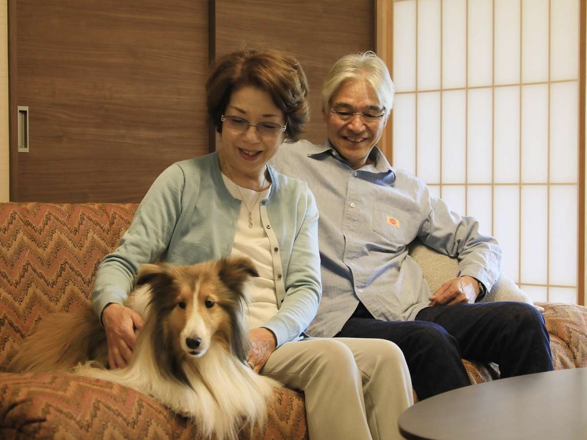 【ペット可・デラックスルーム一例】わんちゃんとゆっくりお過ごしいただける、６名定員のお部屋。